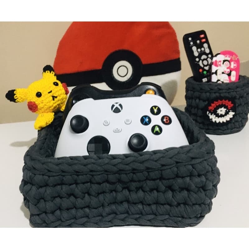 Kit 2 Cestos Porta Controle Vídeo Game e Porta Controle Remoto Pokemon Pikachu e Pokebola - cachepô nerd - Organizador Geek em crochê Fio de Malha