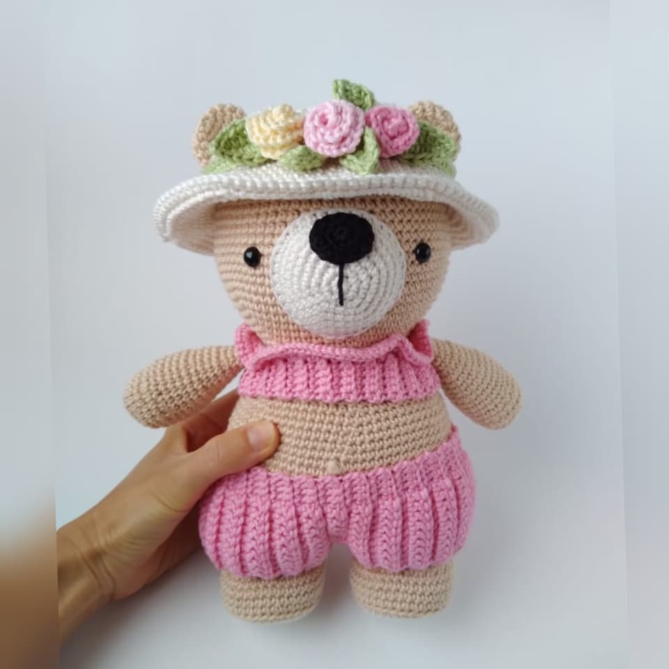 Ursinha Helena kit praia feita em crochê - amigurumi para decorar