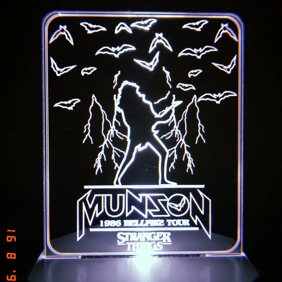 Luminária Led em Acrílico Eddie Munson Serie Stranger Things  - Led Branco ou Colorido