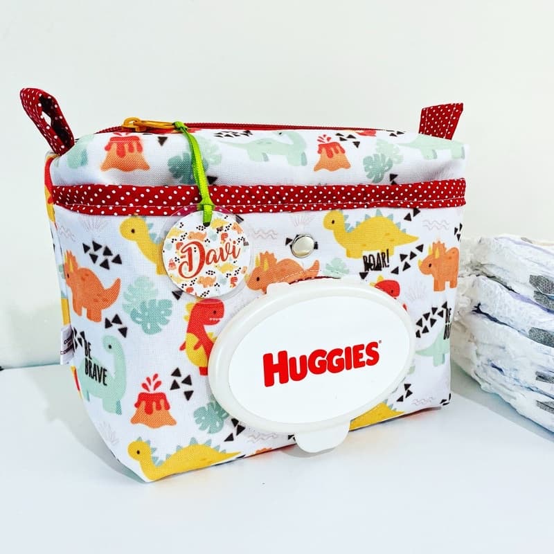 Necessaire Porta Fraldas e Lenço Umedecido com nome forro resistente a umidade e alça