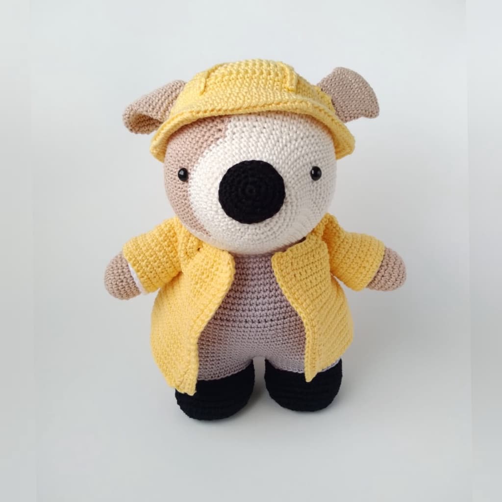 Cachorro Duncan kit capa de chuva feito em crochê - amigurumi para decorar