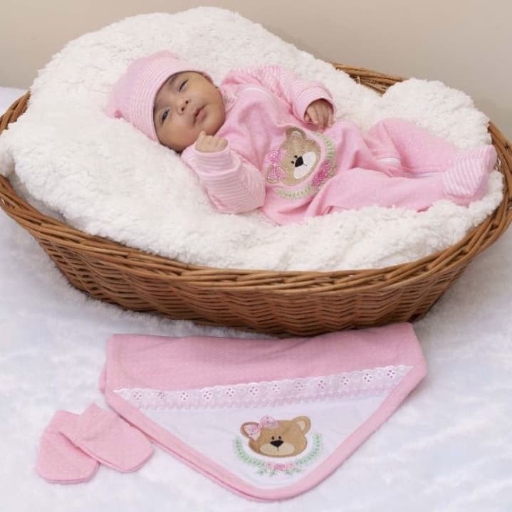 Kit Saída de Maternidade Menina . Enxoval composto por 4 Peças Macacão com zíper Manga Longa, Manta, e um Par de Luvas. Malha 100% Suedine. Esse Kit é Essencial para seu Bebê.