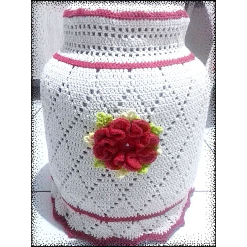 Capa para botijão de crochê em barbante ( modelo fechado) com flor cru e vermelho