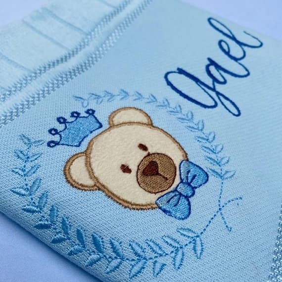 Toalha Bordada Infantil Personalizada Ursinho de Aplique e Coroa com Nome do Bebê