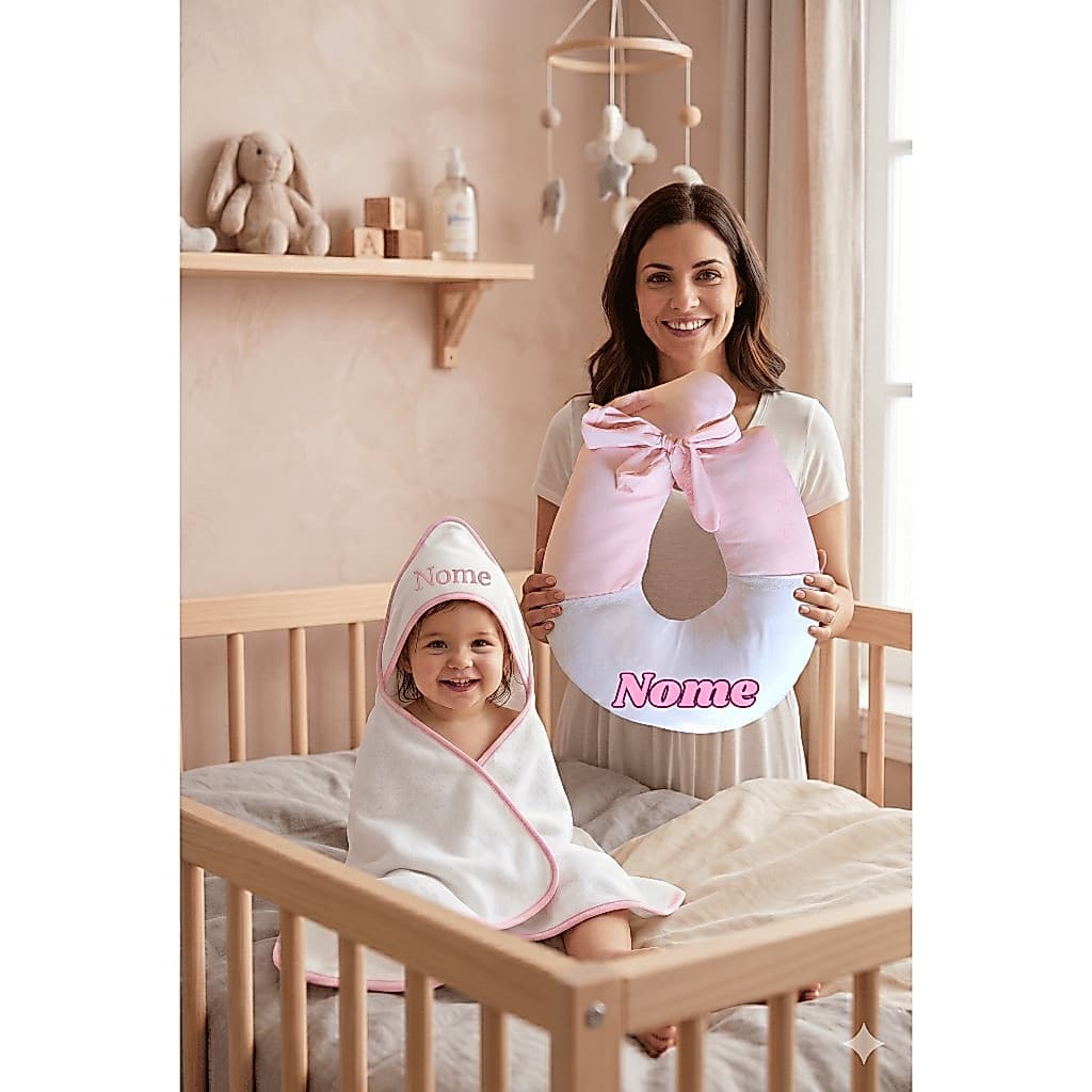 Kit Enxoval Bebê Personalizado: Toalha com Capuz + Almofada Amamentação com Nome Kit Enxoval Bebê Personalizado