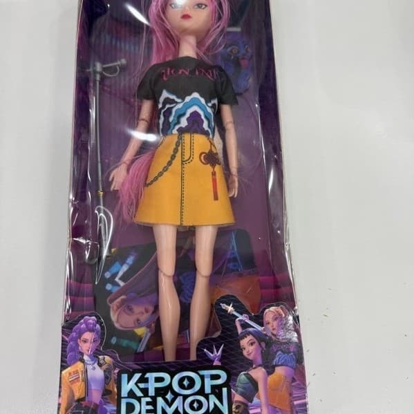Boneca K-Pop Musical Articulada 30Cm Guerreiras Do K-Pop Mira Rumi Zoe  presente