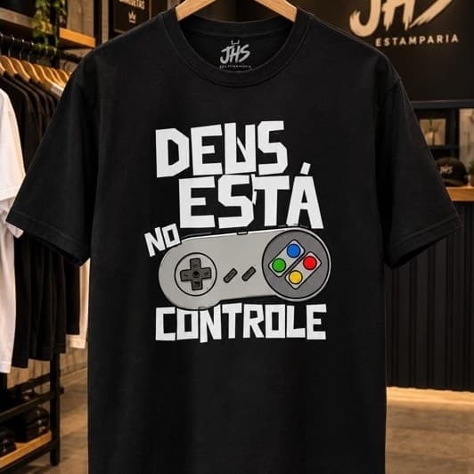 Camiseta Deus Está No Controle com estampa de controle de videogame