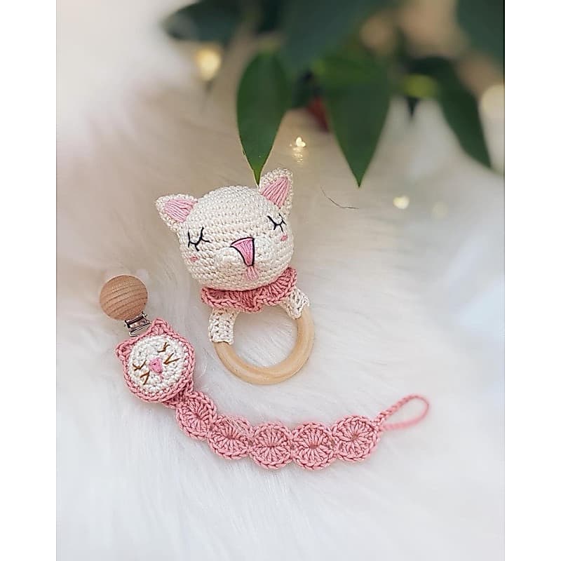 Kit Prendedor de Chupeta + Chocalho em Crochê Amigurumi Gatinho Bebê Menina