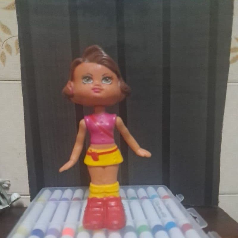 Boneca de vinil antiga com braços articulados