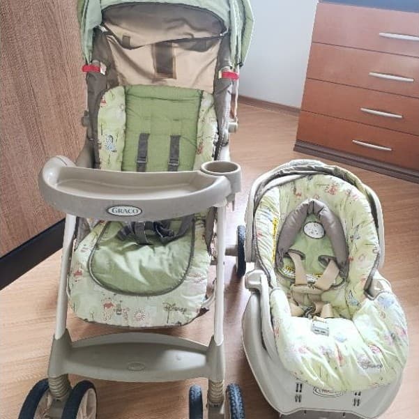 carrinho de bebê graco winnie the pooh com bebê conforto