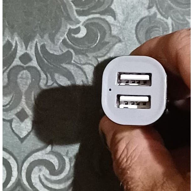 CARREGADOR VEICULAR NOVO COM 2 SAIDAS USB