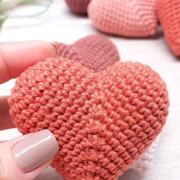 Kit Coração 6.5 cm Crochê Amigurumi Aplique Lembrancinha Decoração Guirlanda Maternidade