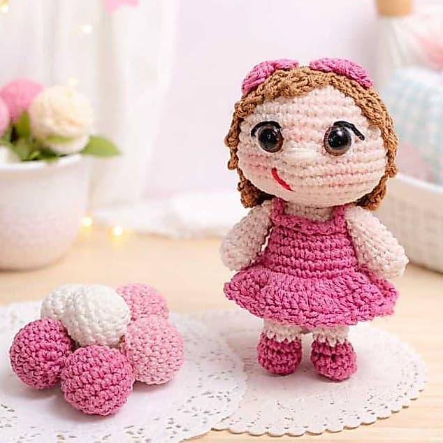 Kit Mini Boneca Amigurumi Para Móbile + 6 Bolinhas em Crochê