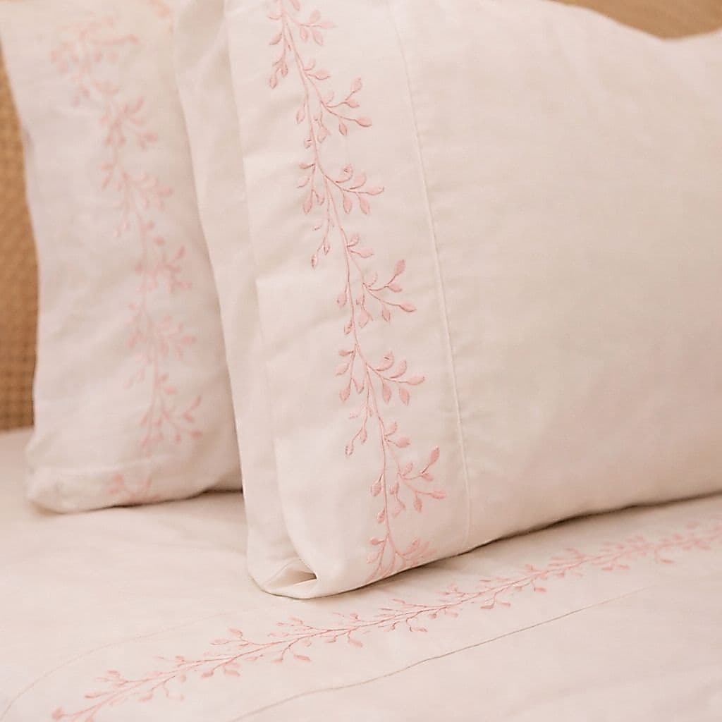 Jogo de Cama 4 Peças Lençol Sobrelençol Fronhas 300 Fios Casal Queen King Delicatta Detalhe Bordado