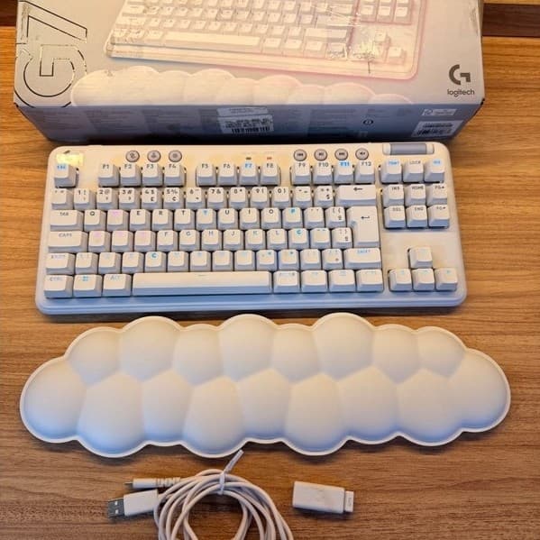 Teclado Mecânico Logitech G715 Branco com Suporte de Teclado em Nuvem e Cabo USB