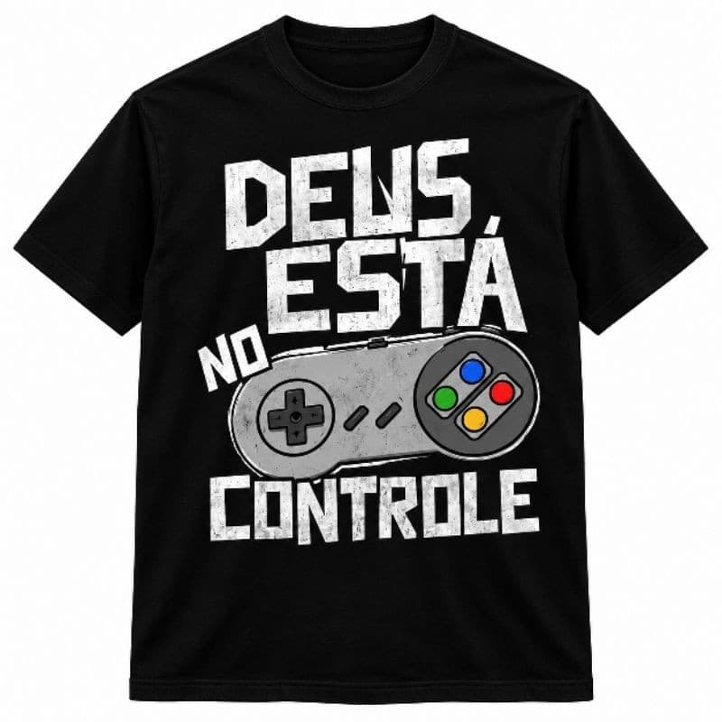 Camiseta preta com estampa DEUS ESTÁ NO CONTROLE e controle de videogame