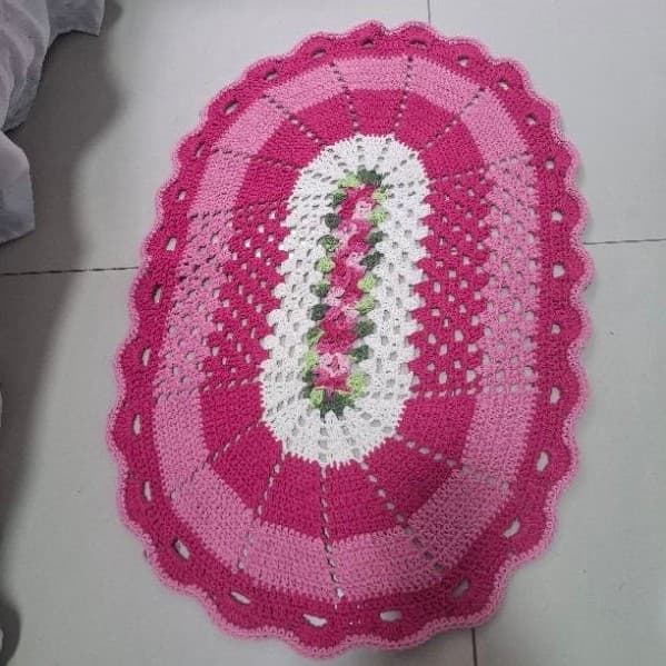Tapete oval de crochê e barbante Rosa e Pink - 75x50cm, ideal para quarto infantil - Artesanato