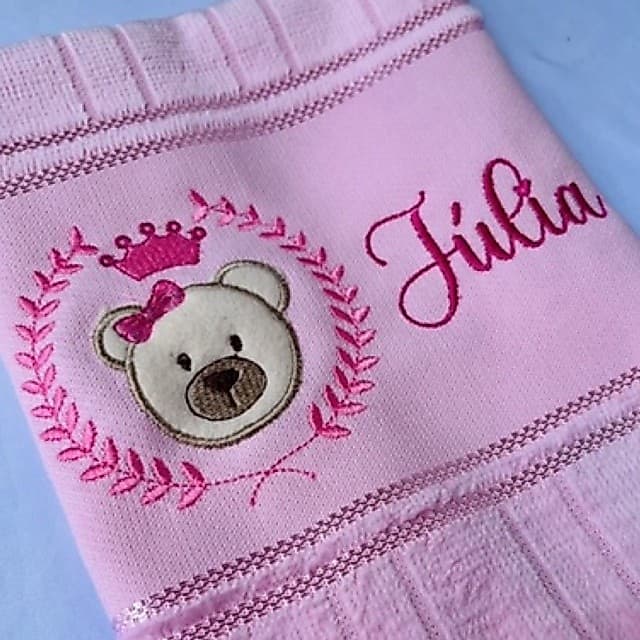 Toalha Bordada Personalizada Ursinha de Aplique e Coroa com Nome da Bebê