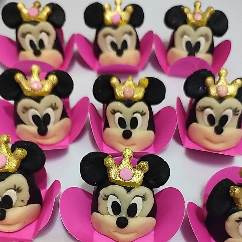 Docinho modelado tema Minnie rosa. Massa de leite em pó. 20 unidades. Doce de leite ninho personalizado. Aniversário.