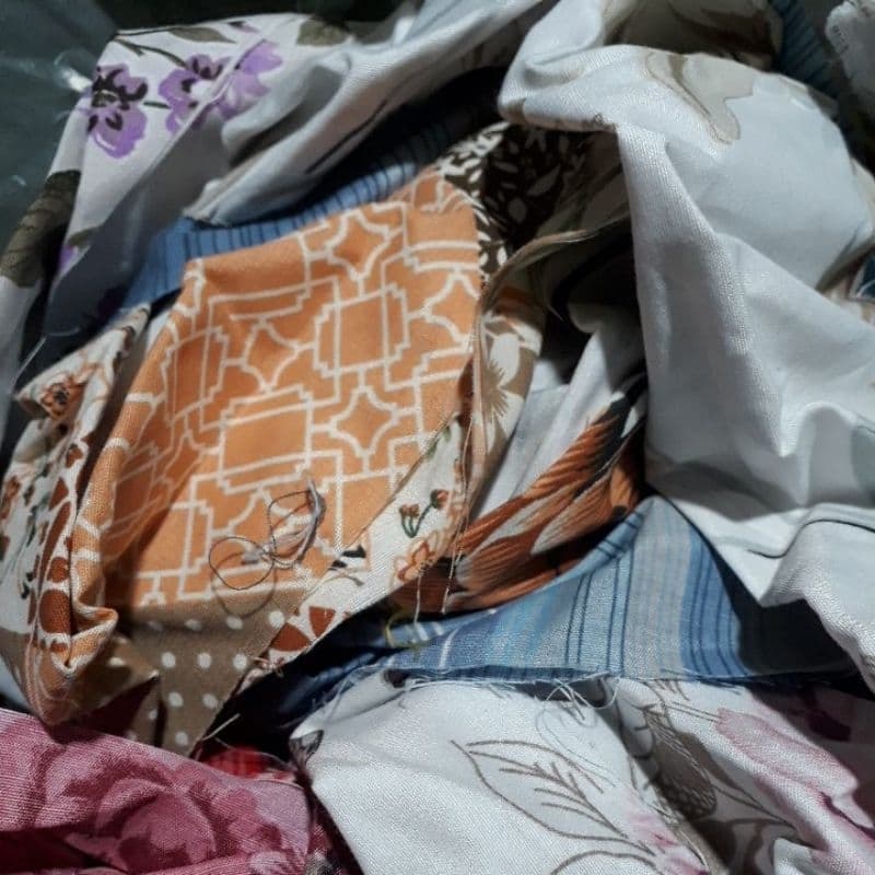 1 ou  2 quilos de pequenos retalhos e tiras para Artesanato patchwork.escolha à  vontade. Tecido plano  ou malhas