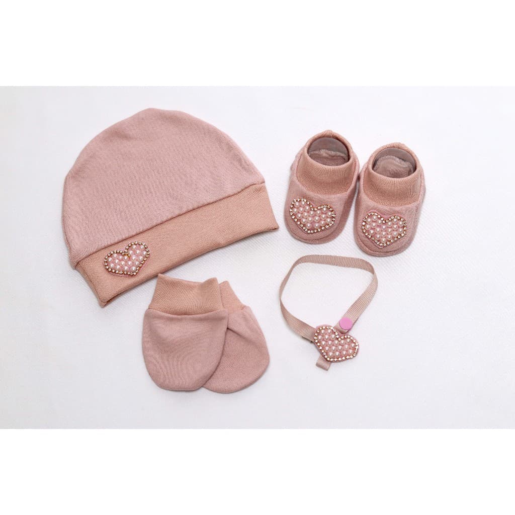 KIT ACESSORIOS BEBE COM TOUCA LUVAS SAPATINHO E PREGADOR DE CHUPETA TEMA CORAÇÃO