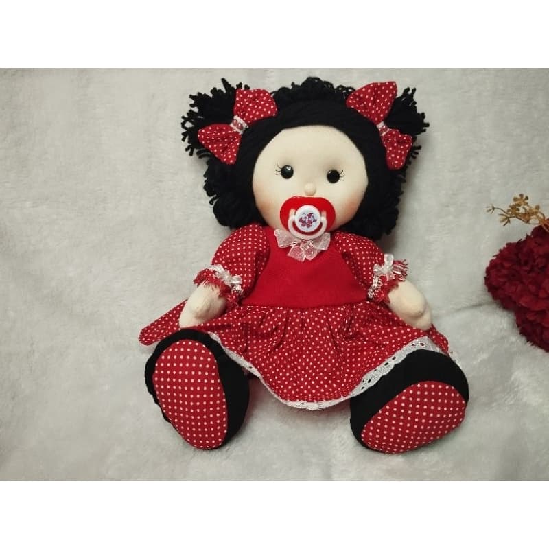 Boneca Bebê de pano 40 cm articulada vestido poá vermelho chupeta fixa ou removivel.