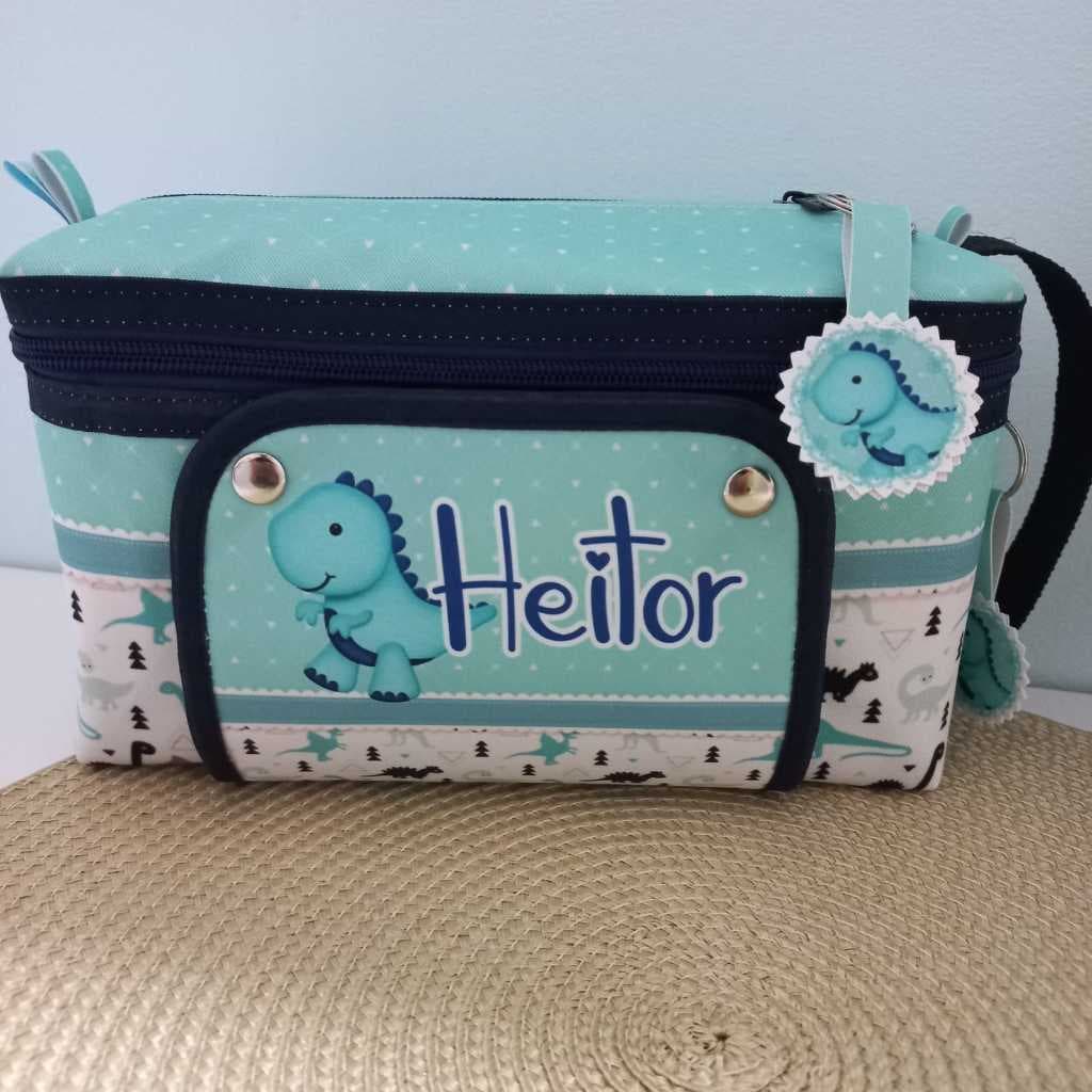 NECESSAIRE HIGIENE DO BEBÊ - PORTA FRALDAS E LENÇOS UMEDECIDOS - MAMÃE E BEBÊ -  TEMA DINOSSAURO