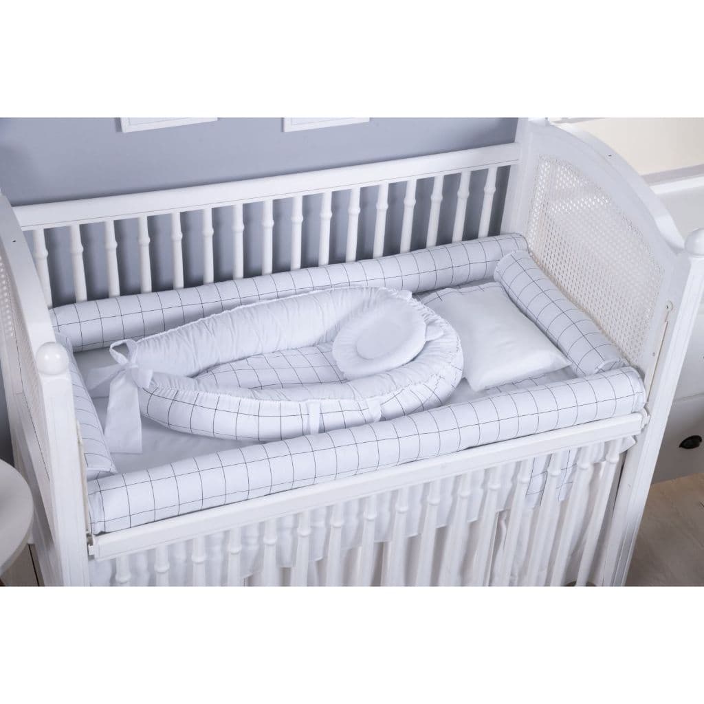 Kit Rolinho 4 peças Protetor De Berço + Ninho Enxoval De Bebê Estampado 100% Algodão Xadrez Branco