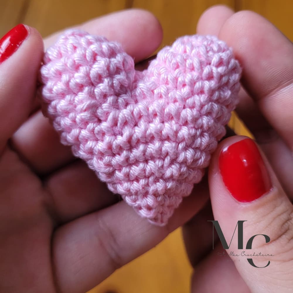 Kit de 5 ou 10 chaveiros corações amigurumi em crochê - ideal para lembrancinha e mimo