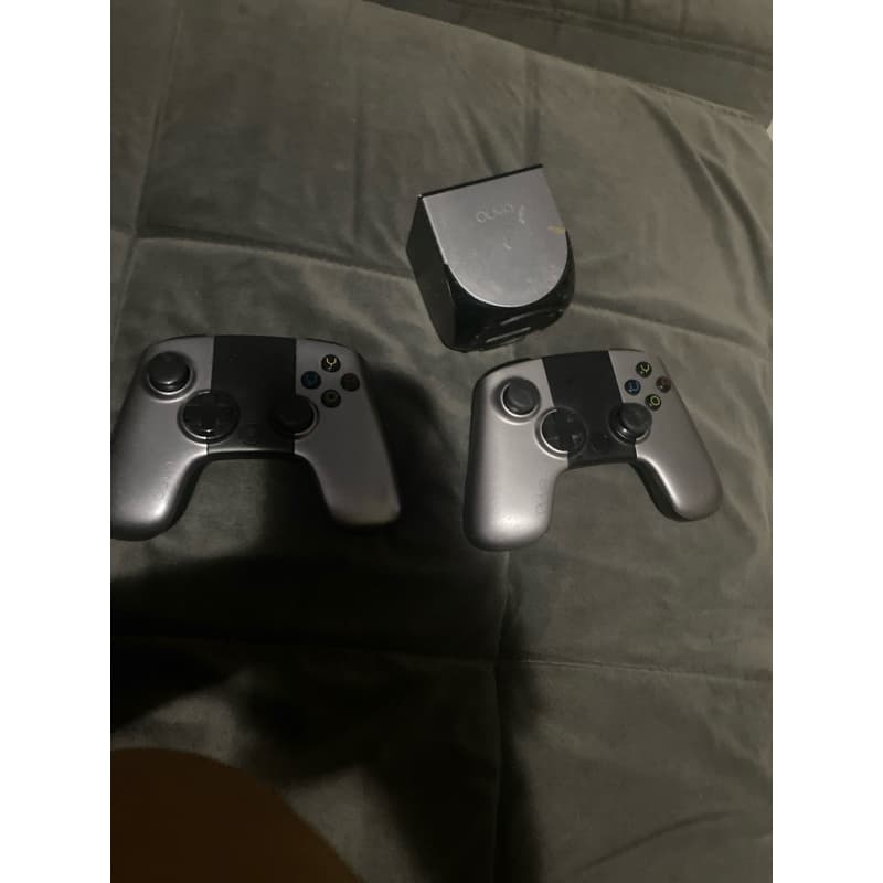 vídeo game OUYA com dois controles