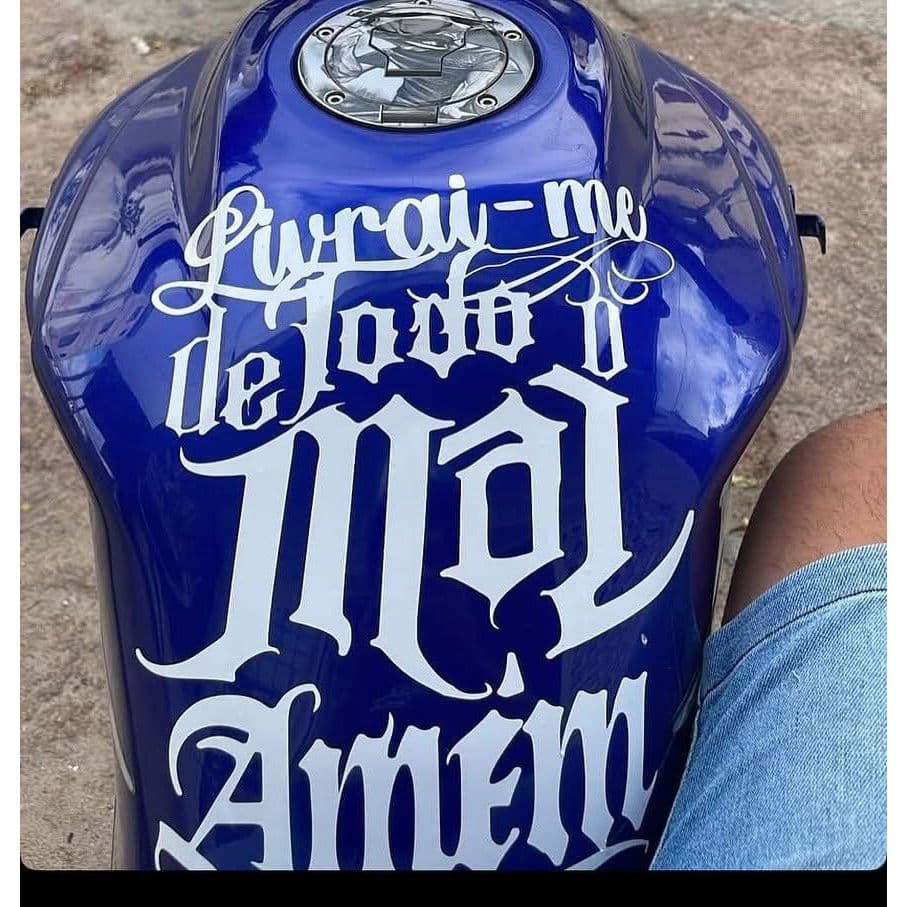 ADESIVO ORIGINAL PARA TANQUE DE MOTO - LIVRAI-ME DE TODO MAL - FRASE PARA TANQUE DE MOTO, ADESIVO GRANDE