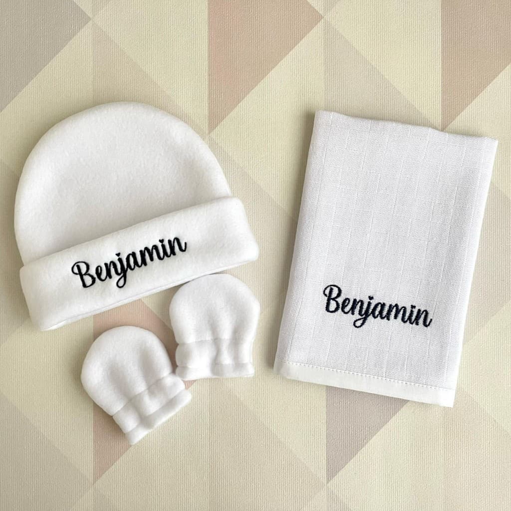 Touca com luvinhas e fralda de boca para bebe recem nascido personalizada com nome saida maternidade