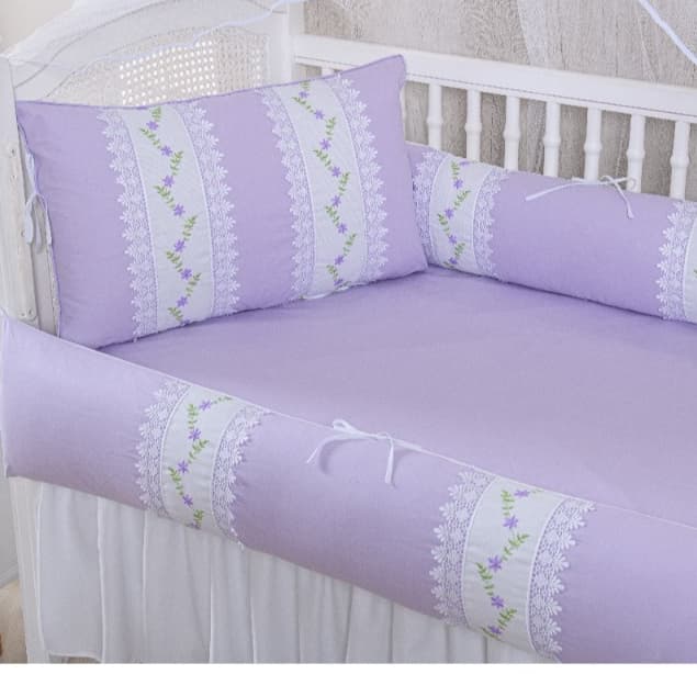 KIT ENXOVAL PARA BERÇO BEBÊ  - 417 LILAS COM BORDADOS EM RAMO COM SAIA BRANCA