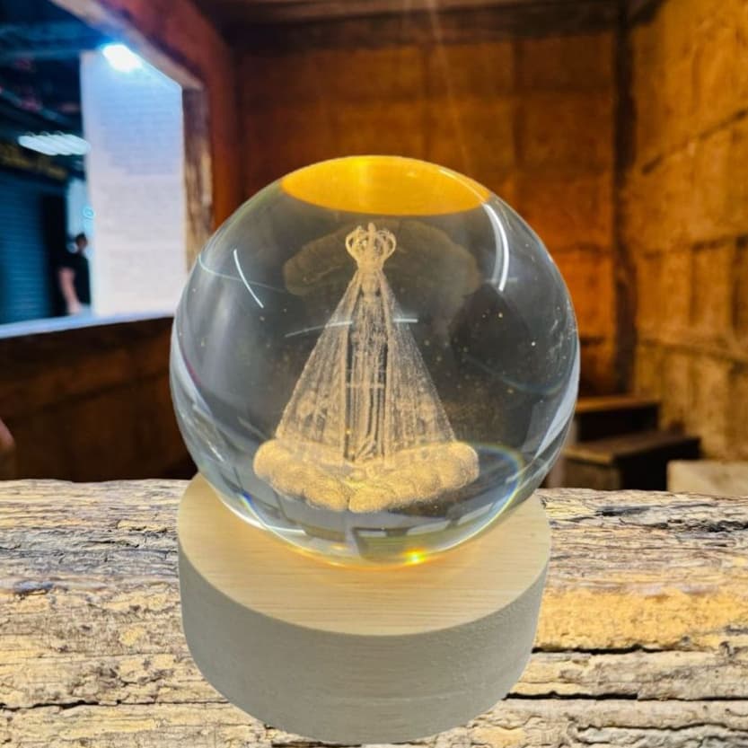Luminária Mesa Bola de Cristal Catolica Base Madeira Nossa Senhora Bivolt com Luz LED 3d Decorativa