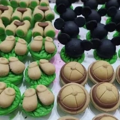 Docinhos modelados de leite em pó no tema Mickey safari. 10 unid. Doce de leite ninho. Pasta americana, festa infantil.