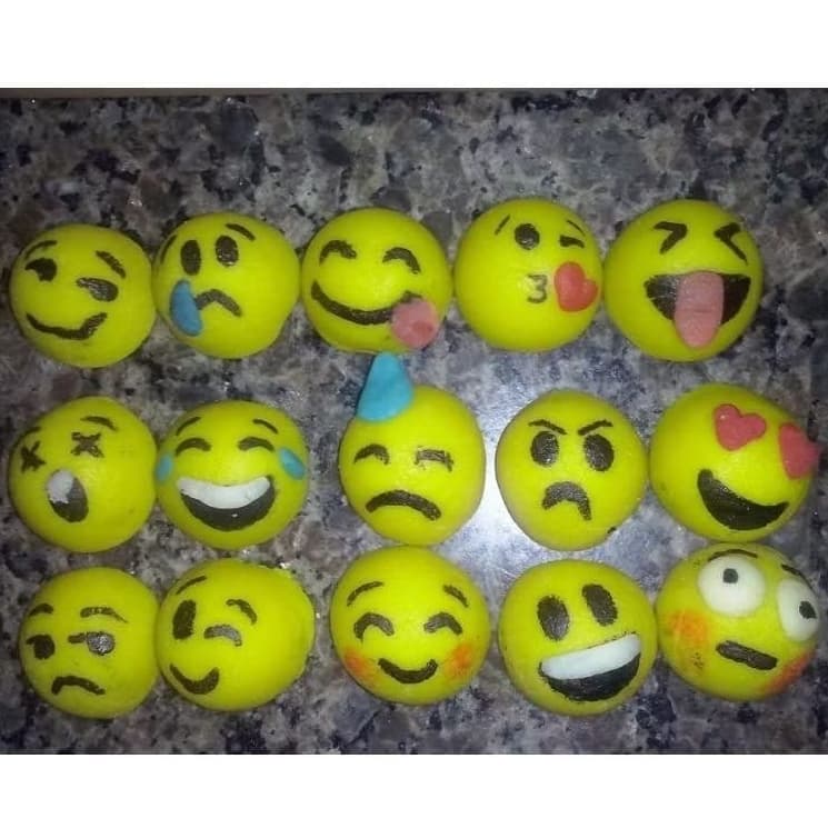 Docinhos modelados de leite em pó no tema emoji emoticons . 10 unid. Doce leite ninho. pasta americana. festa infantil.