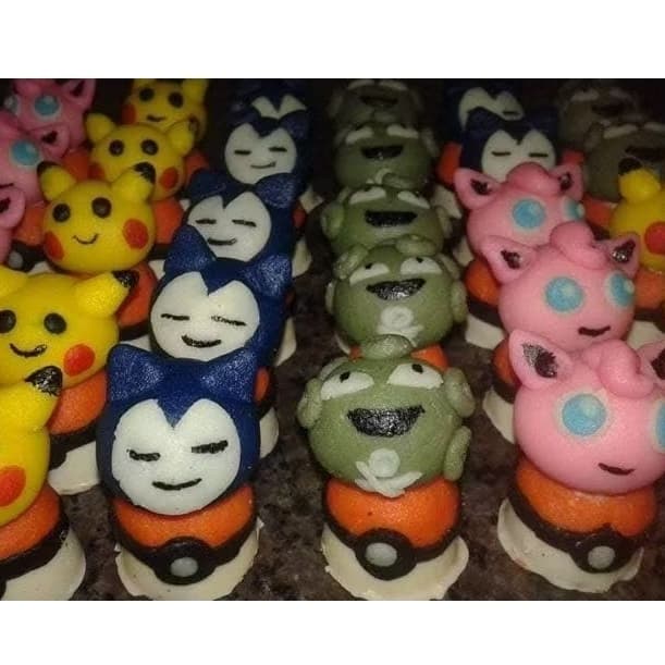 Docinhos modelados de leite em pó no tema Pokémon . 10 unid. doce de leite ninho. pasta americana. festa infantil.
