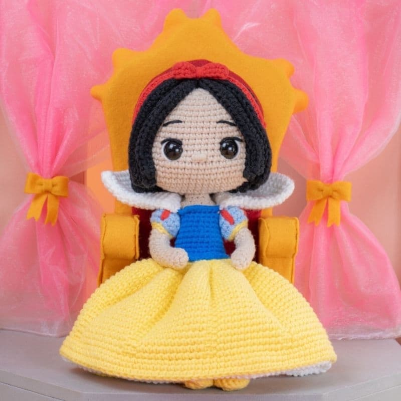 Kit Princesa: Branca De Neve Articulada, 30cm + Chaveiro De Maçã + Tiara / Crochê/ Amigurumi