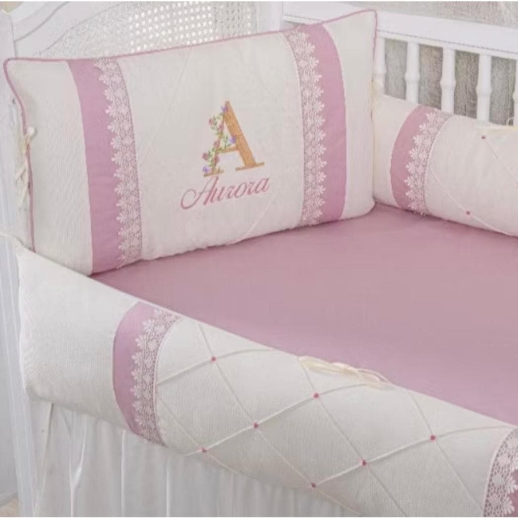 Kit Para Berço 419 - Personalizado Com Nome Do Seu Bebê Fundo Palha Com Detalhe Rose -Com Saia Berço
