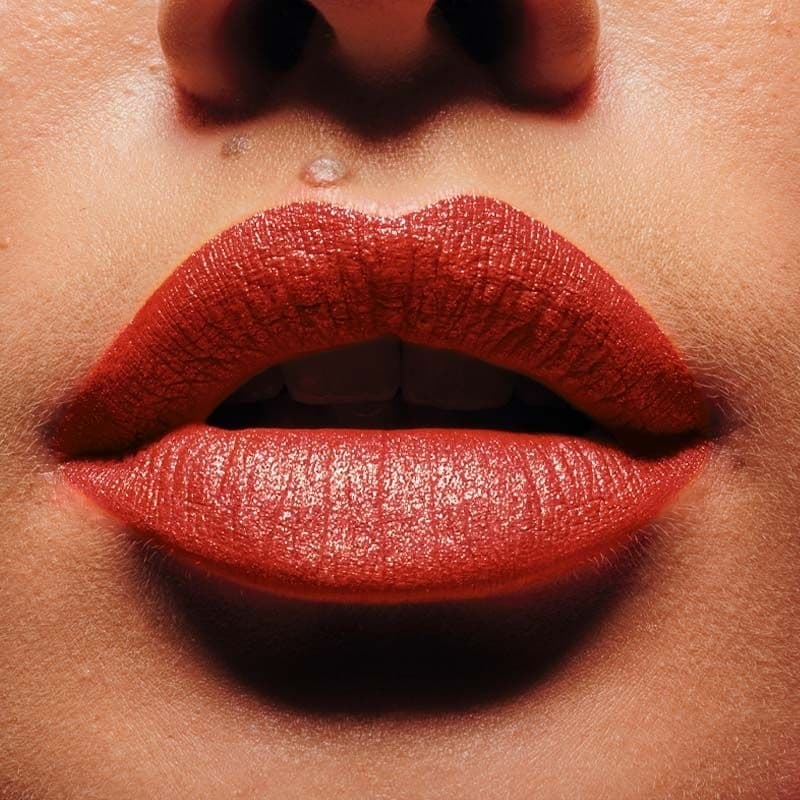 Batom Líquido Matte Glitter Effect Avon Power Stay cor cereja brilhante.