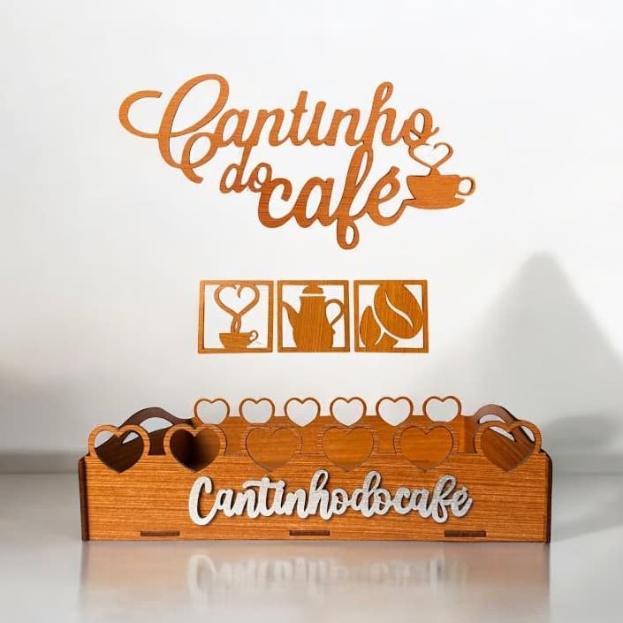 Kit Bandeja Coração Cantinho do Café com Aplique de Grãos Bandeja em MDF Cor Marrom e Preto