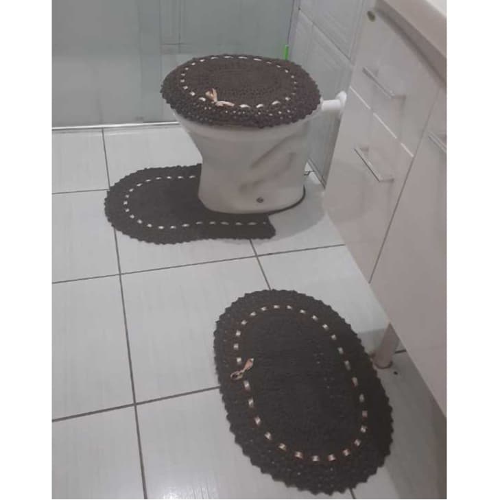 Jogo de Tapetes para Banheiro em Crochê com Fita - Barbante Marrom e Fita Creme - 3 pçs