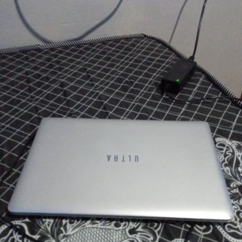 Notebook Ultra UB430 Intel Core i3 7020U 14" 4GB SSD 120 GB Windows 10 Touchpad Numérico "usado"