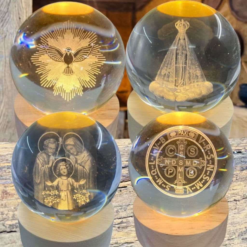 Luminária Mesa Bola de Cristal Catolica Base Madeira Bivolt com Luz LED 3d Decorativa