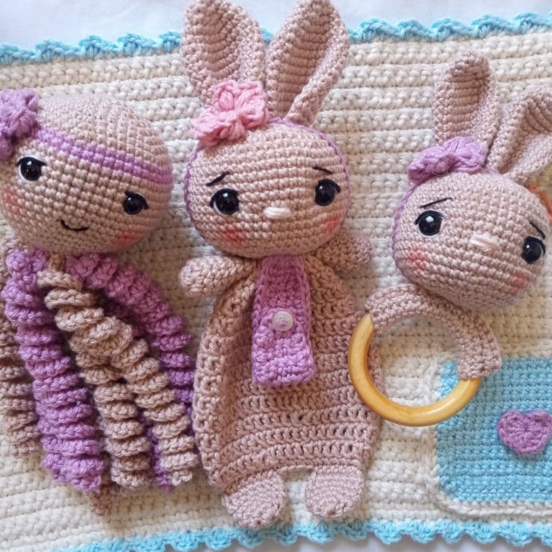 Kit Naninha de Coelho Amigurumi 3 Peças com Chocalho e Polvo de Crochê Enxoval Bebê Maternidade
