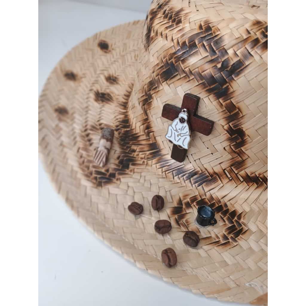 chapéu de Preta Velha personalizado exclusivo em palha com pingente, cruz e xicara e grãos de café