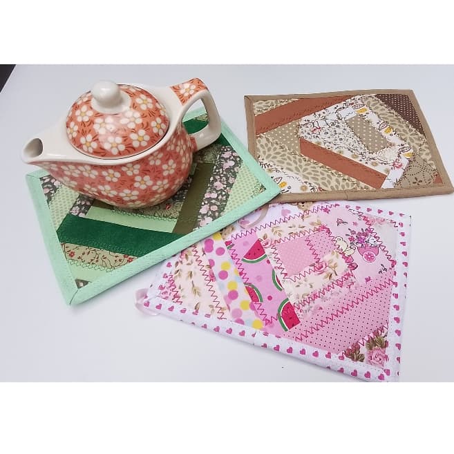Kit com 3 Peças de Apoio/ Pegador de Panela em Patchwork /Tecido Tricoline e Acabamento c/ Alça e Viés.