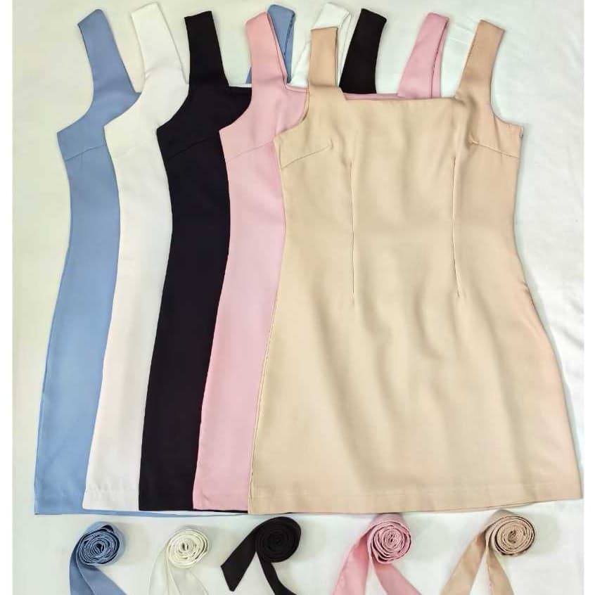 Vestido curto feminina de alfaiataria com ziper  do lado