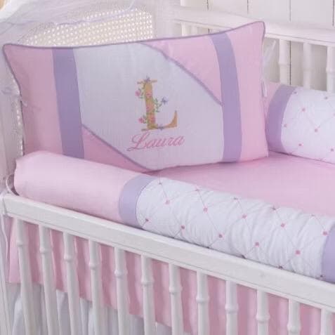 KIT PARA BERÇO BEBÊ - PERSONALIZAMOS COM NOME DO SEU BEBÊ - MODELO THEO ROSA/LILAS - COM SAIA