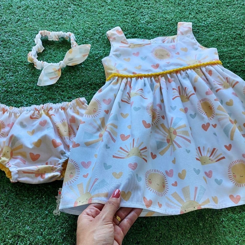 Kit com Vestido Raio de Sol para bebê menina até 2 anos: Acompanha tapa fralda e tiara de cabelo